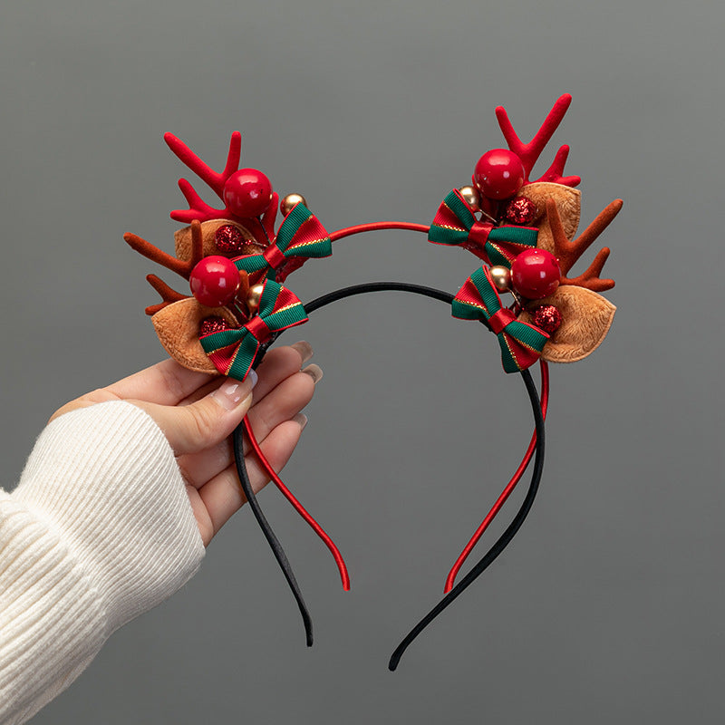 Bandeau de Noël des rennes de style forestier avec des bois rouges