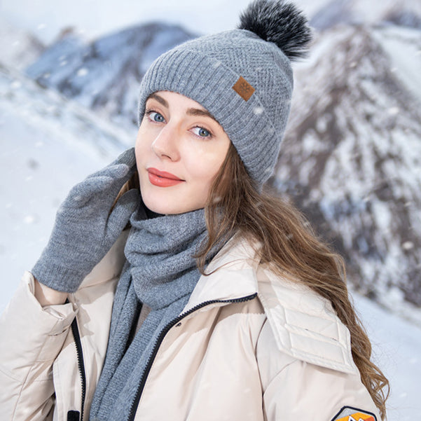 Set di cappelli caldi, sciarpa e guanti di colore solido