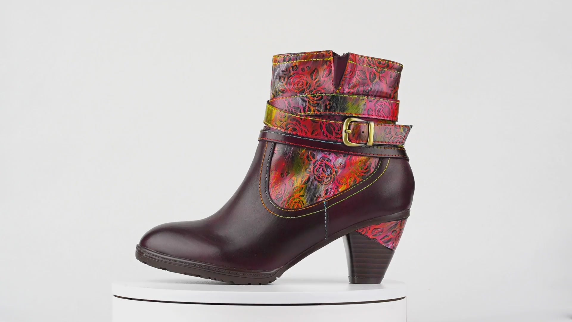 Botas de tornozelo em relevo floral feitas à mão