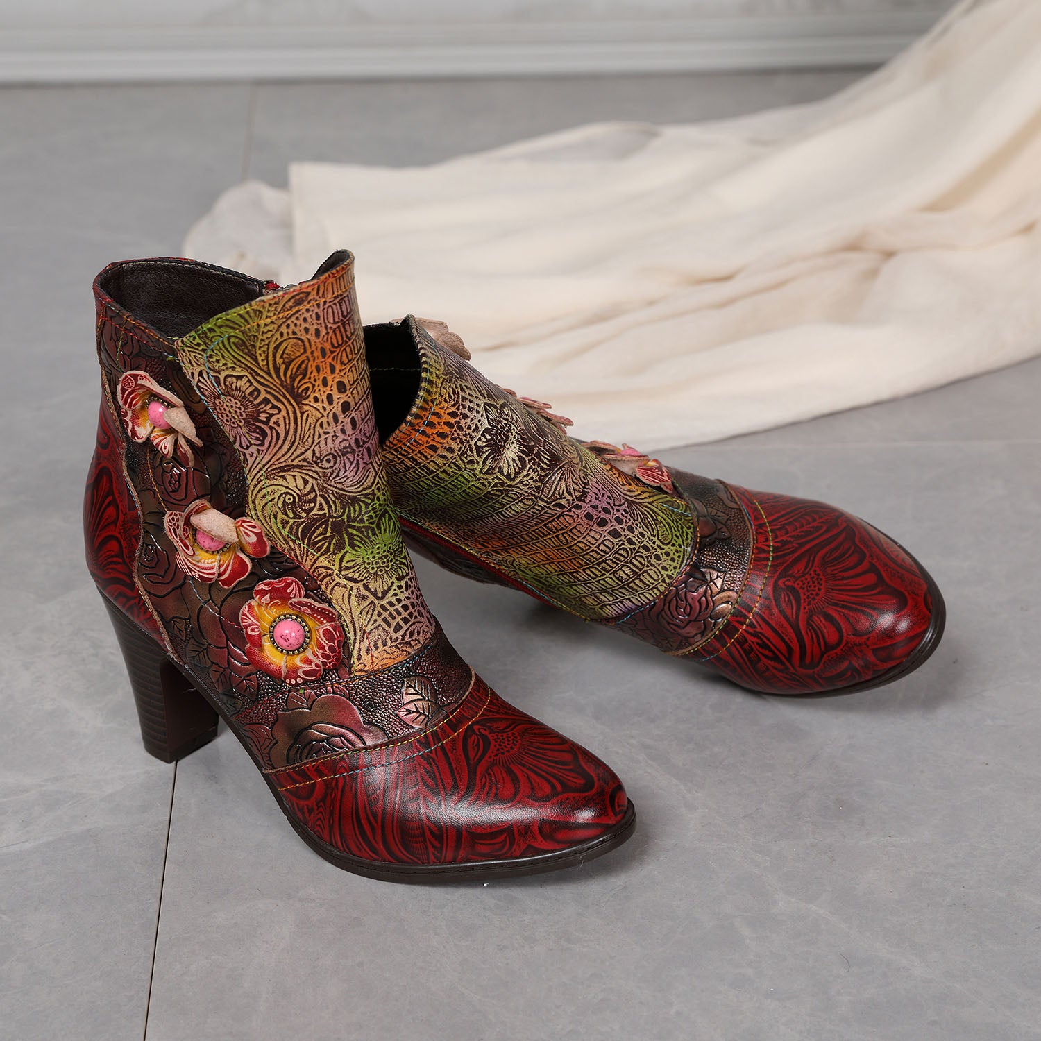 Vintage handgefertigte Blumenstiefel mit Blumenschalen