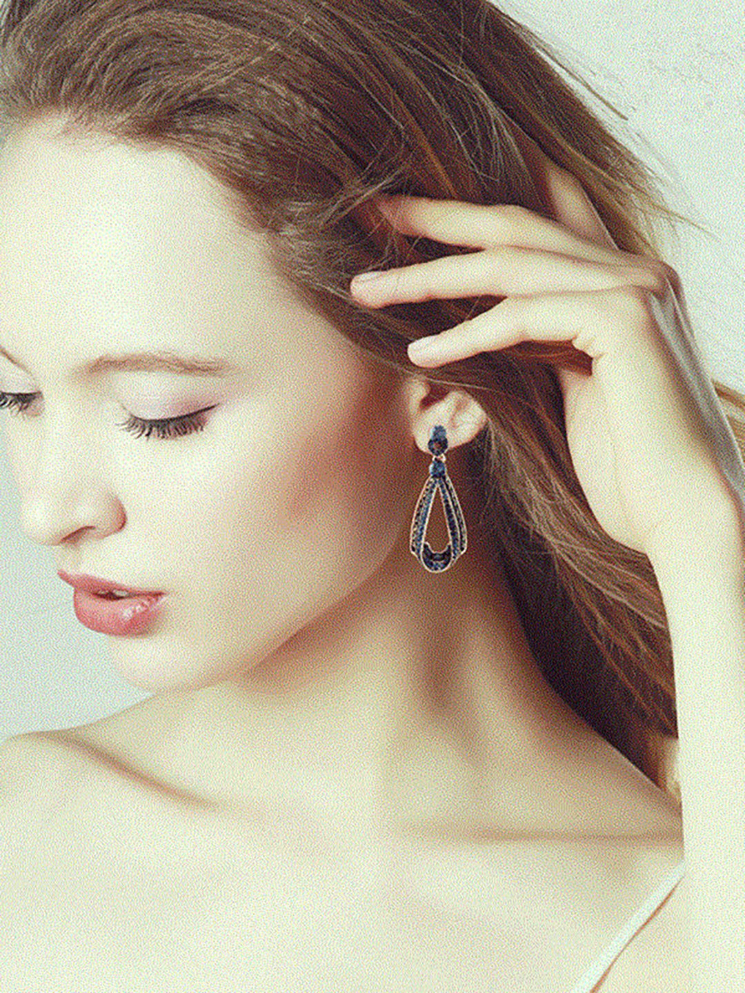 Women's Vintage Luxury Earrings Hollow Sapphire Dangle Gold Drop Sharp Rhinestones Earrings