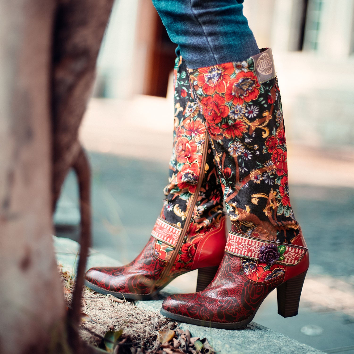 Handgefertigte, florale geprägte gestickte elegante Stiefel