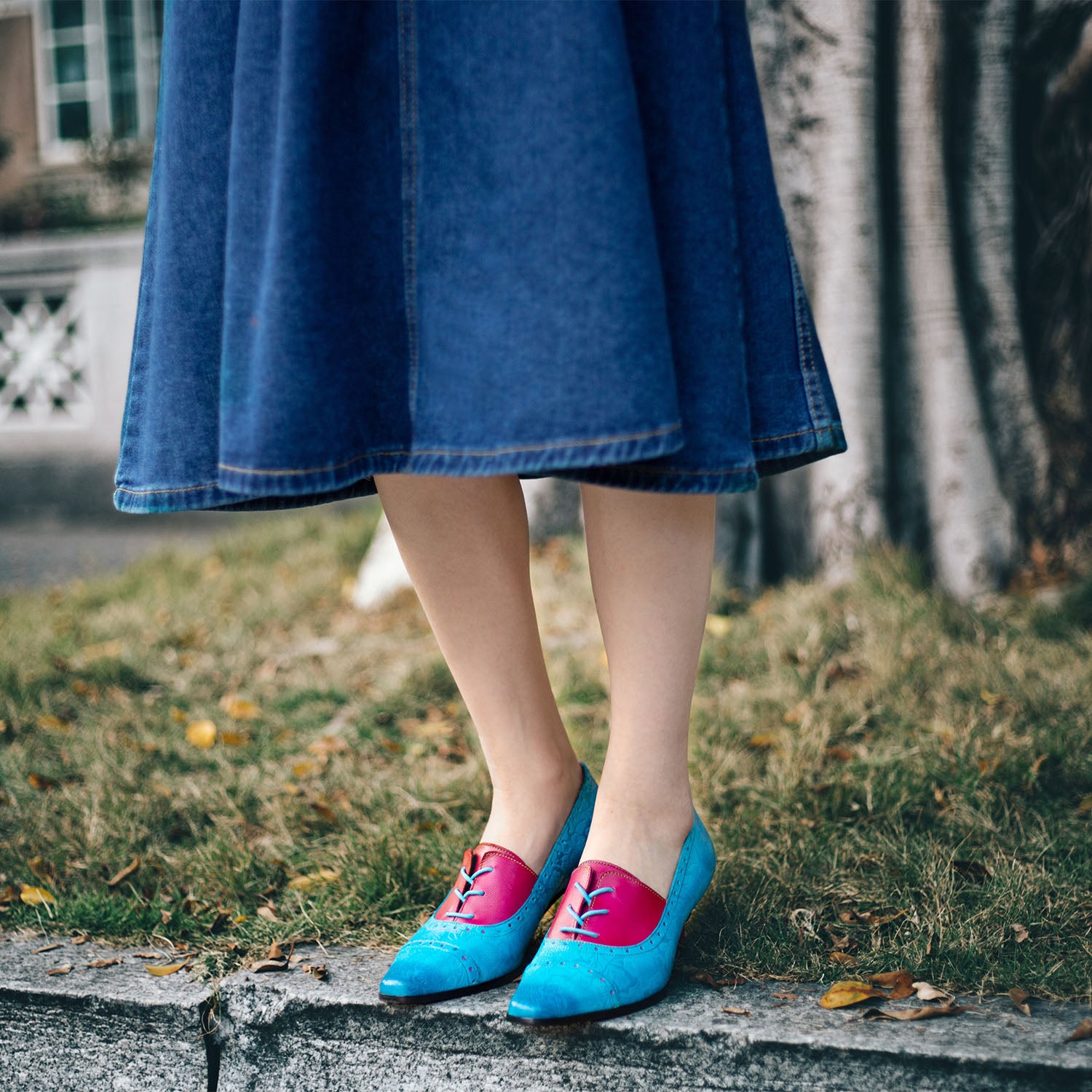 Tacones bajos de cuero con bordes a mano