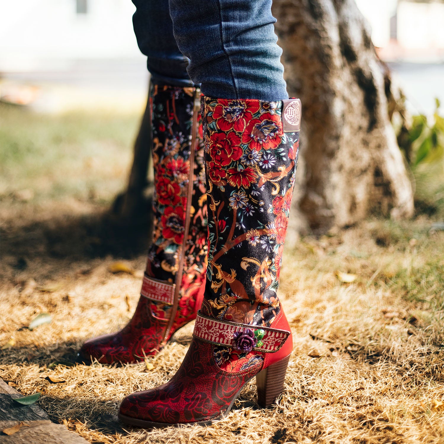 Bottes élégantes en relief florale à la main